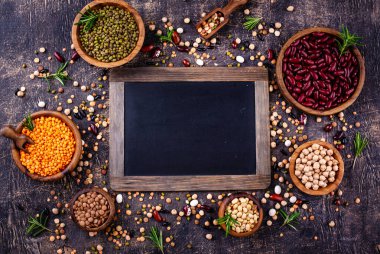 Çeşitli baklagillerin karışımı. Fasulye, mercimek, soya fasulyesi, bezelye ve nohut.