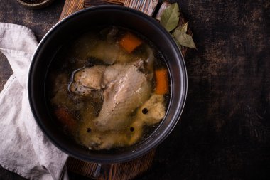 Tavuk çorbası ya da tavada sebze çorbası.