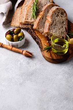 Taze ekmek, zeytinyağı ve zeytin karışımı. Yunan mezeleri