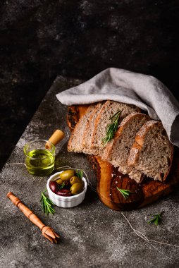 Taze ekmek, zeytinyağı ve zeytin karışımı. Yunan mezeleri