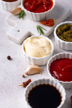 Farklı soslar seti. Ketçap, hardal, pesto, adjika