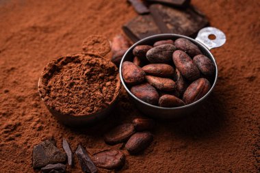 Kakao tozu, fasulye ve doğal çikolata ürünü.