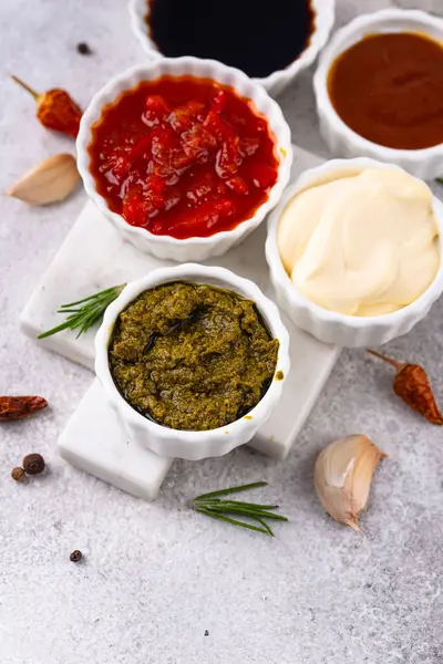 Farklı soslar seti. Ketçap, hardal, pesto, adjika