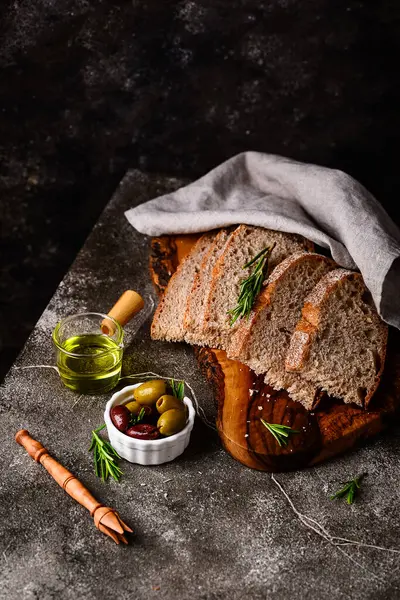 Taze ekmek, zeytinyağı ve zeytin karışımı. Yunan mezeleri