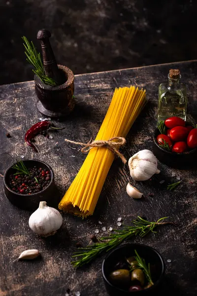 İtalyan yemek konsepti. Spagetti, domates, biberiye, sarımsak ve baharatlı.