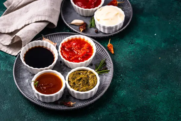Farklı soslar seti. Ketçap, hardal, pesto, adjika