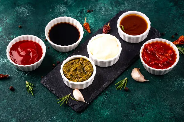 Farklı soslar seti. Ketçap, hardal, pesto, adjika