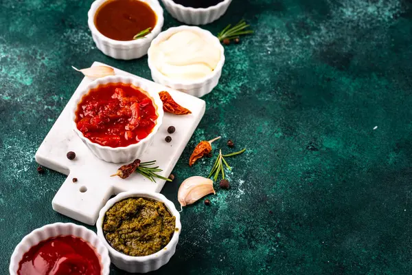 Farklı soslar seti. Ketçap, hardal, pesto, adjika