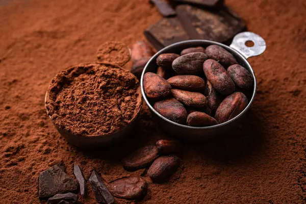 Kakao tozu, fasulye ve doğal çikolata ürünü.
