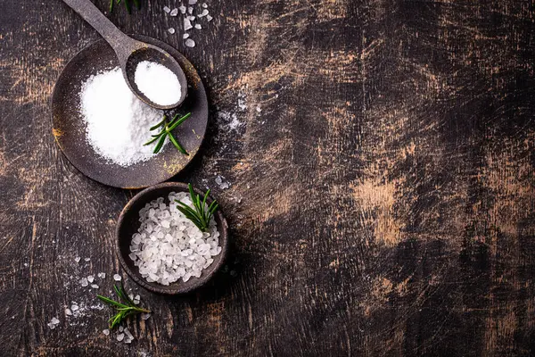 Koyu arkaplanda doğal deniz tuzu kristalleri.