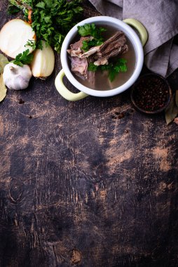 Kaynamış kemik suyu ya da etli et suyu. Kolajen kaynağı