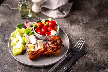 Kızarmış ya da sebzeli tavuk budu.