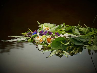 Yaz ortası gün dönümü ya da Ivan Kupala çiçekten çelenkle kutlaması