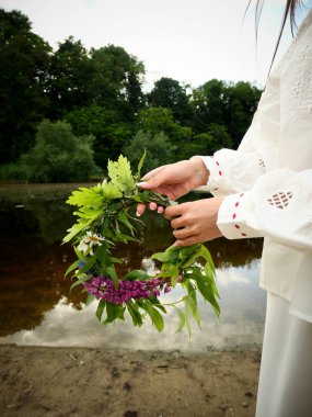 Yaz ortası gün dönümü ya da Ivan Kupala çiçekten çelenkle kutlaması