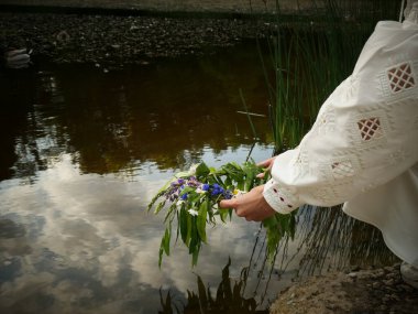 Yaz ortası gün dönümü ya da Ivan Kupala çiçekten çelenkle kutlaması
