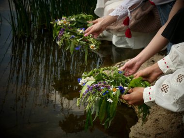Yaz ortası gün dönümü ya da Ivan Kupala çiçekten çelenkle kutlaması