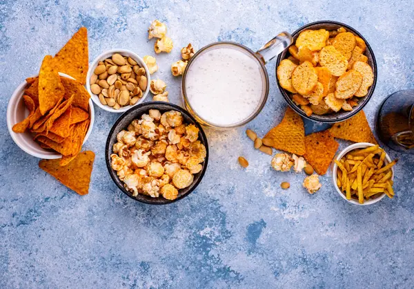 Bira ve farklı atıştırmalıklar. Superbowl ya da futbol partisi için aperatifler