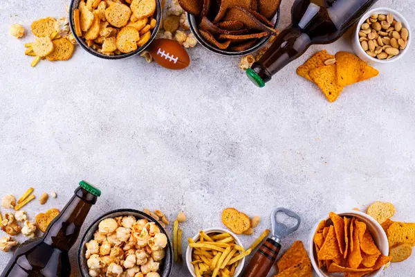 Bira ve farklı atıştırmalıklar. Superbowl ya da futbol partisi için aperatifler