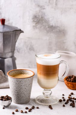 Duble espresso ve kapuçino. Farklı türde kahve.