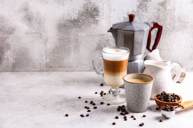 Duble espresso ve kapuçino. Farklı türde kahve.