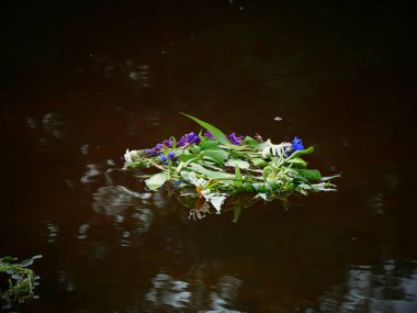 Yaz ortası gün dönümü ya da Ivan Kupala çiçekten çelenkle kutlaması