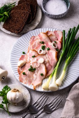 Dilimlenmiş domuz eti ya da yeşil soğanlı jambon.