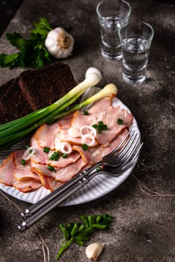 Dilimlenmiş domuz eti ya da yeşil soğanlı jambon.