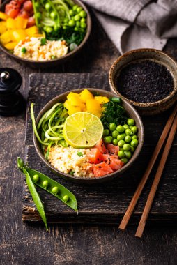 Som balığı ve sebzeli sağlıklı dengeli vejetaryen yemek kasesi.