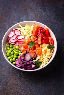 Sebze, somon ve kuskus ile dengeli beslenme çanağı.