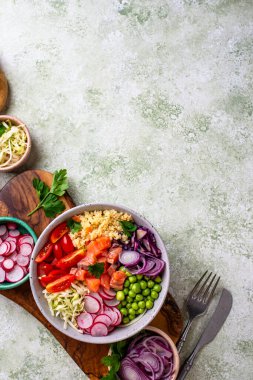 Sebze, somon ve kuskus ile dengeli beslenme çanağı.