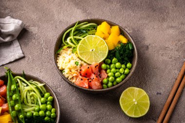 Som balığı ve sebzeli sağlıklı dengeli vejetaryen yemek kasesi.