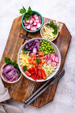 Sebze, somon ve kuskus ile dengeli beslenme çanağı.