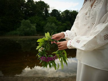 Yaz ortası gün dönümü ya da Ivan Kupala çiçekten çelenkle kutlaması