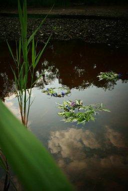 Yaz ortası gün dönümü ya da Ivan Kupala çiçekten çelenkle kutlaması