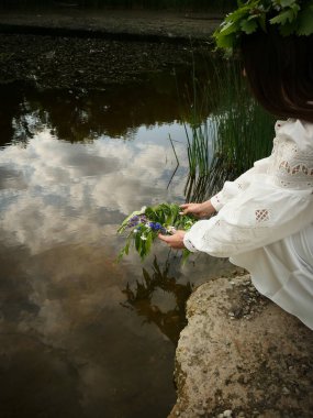 Yaz ortası gün dönümü ya da Ivan Kupala çiçekten çelenkle kutlaması