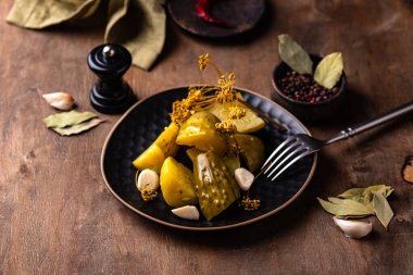 Bir kase salatalık turşusu, sağlıklı mayalanmış yiyecek.