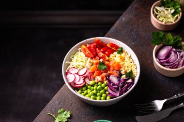 Sebze, somon ve kuskus ile dengeli beslenme çanağı.