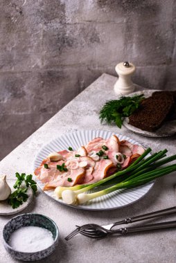 Dilimlenmiş domuz eti ya da yeşil soğanlı jambon.