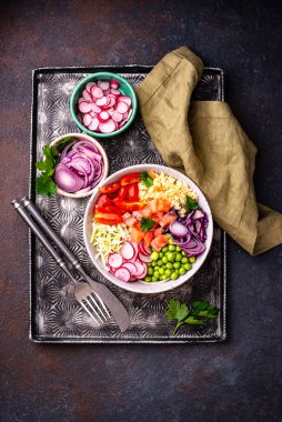 Sebze, somon ve kuskus ile dengeli beslenme çanağı.