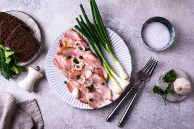 Dilimlenmiş domuz eti ya da yeşil soğanlı jambon.