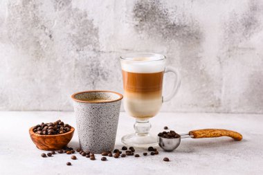 Duble espresso ve kapuçino. Farklı türde kahve.