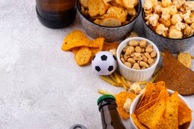 Bira ve farklı atıştırmalıklar. Superbowl ya da futbol partisi için aperatifler