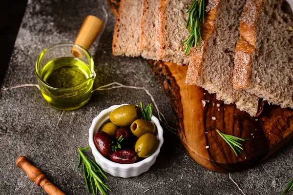 Taze ekmek, zeytinyağı ve zeytin karışımı. Yunan mezeleri