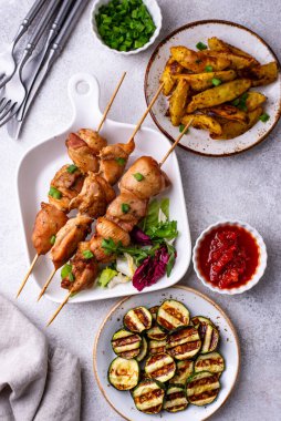 Kızarmış tavuk şiş sebzeli kebap.