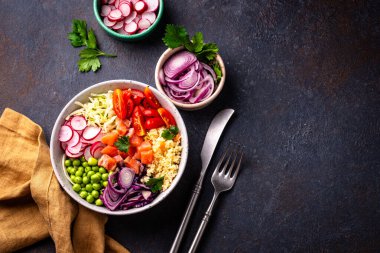 Sebze, somon ve kuskus ile dengeli beslenme çanağı.