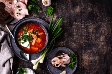 Geleneksel Ukrayna borsch 'u veya ekşi kremalı pancar çorbası