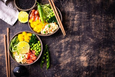 Som balığı ve sebzeli sağlıklı dengeli vejetaryen yemek kasesi.