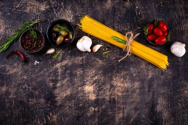 İtalyan yemek konsepti. Spagetti, domates, biberiye, sarımsak ve baharatlı.