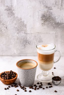Duble espresso ve kapuçino. Farklı türde kahve.