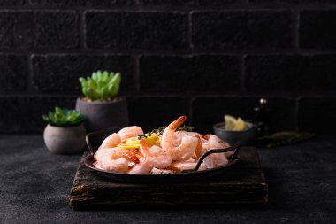 Dondurulmamış karides ya da baharatlı ve limonlu karides